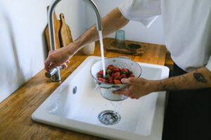 Rent vatten sköljer bär i en sil